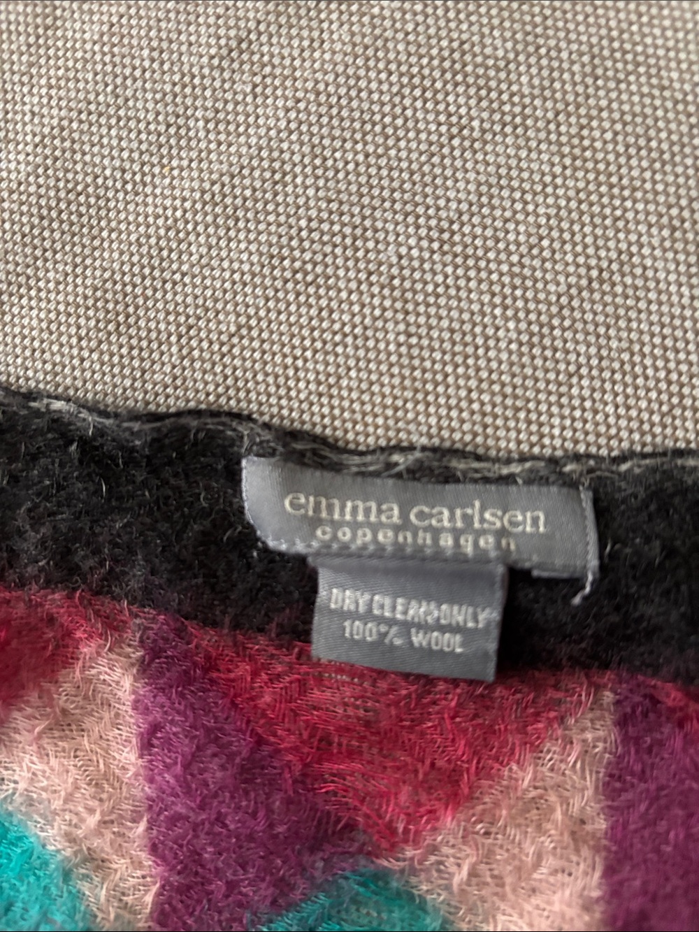 Geometric pattern Wool scarf - Picture 8 of 8